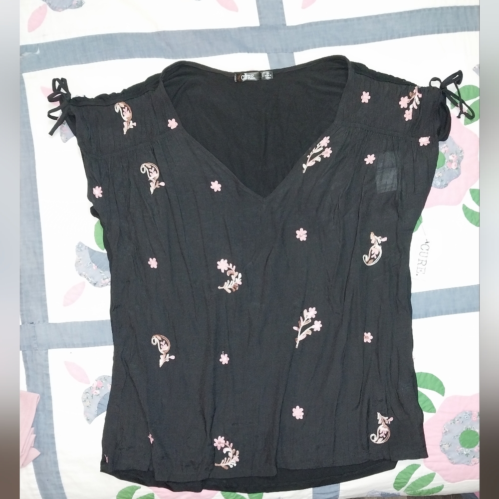 NWT Super cute CURE top with flower embroidery 1X
